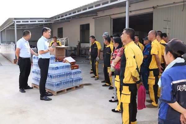 乾港集團(tuán)高層慰問(wèn)一線員工 乾港集團(tuán)高層慰問(wèn)一線員工