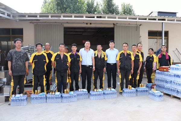 乾港集團(tuán)高層慰問(wèn)一線員工 乾港集團(tuán)高層慰問(wèn)一線員工